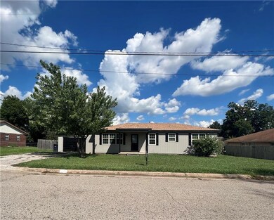 2301 Ellis Dr, Shawnee, OK 74804 - photo 2