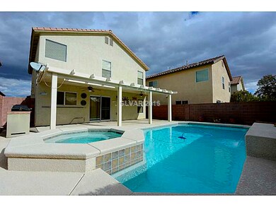 Swimming Pool/Hot Tub/Sauna. Pool & raised Spa