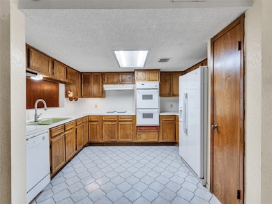 1320 Town Cir unit 1, Baytown, TX 77520 - photo 2