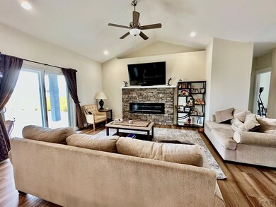 671 N Snyder Dr, Pueblo, CO 81007 - photo 7