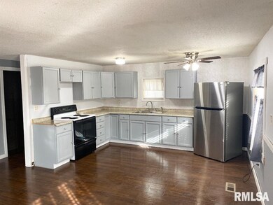 230 N Marnico Ln, Jacksonville, IL 62650 - photo 2