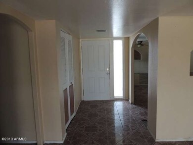 023-261985 Foyer