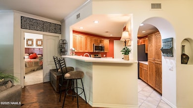 Kitchen w eating bar