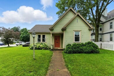 821 Washington St, Cedar Falls, IA 50613 - photo 2