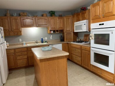 2615 W 70th St, Davenport, IA 52806 - photo 3