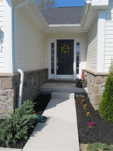 6811 Appleton Dr, Fayetteville, PA 17222 - photo 3