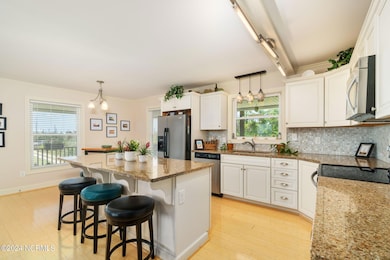 Kitchen w/ island seating