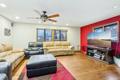 132 Tanglewood Dr, Elk Grove Village, IL 60007 - photo 2