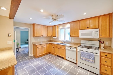 103 Gilcreast Rd, Londonderry, NH 03053 - photo 2