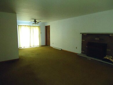 Interior Space/Layout. Sliding doors to deck.