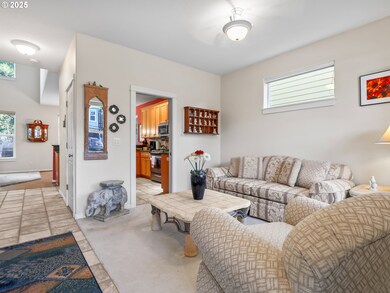 Living Room/Entrance
