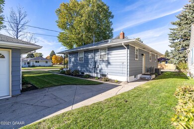 1425 S 11th St, Grand Forks, ND 58201 - photo 4