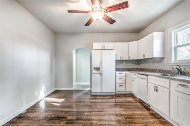 eat-in Kitchen