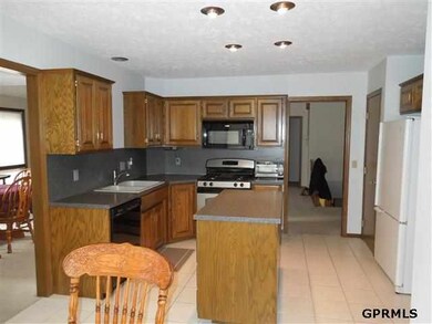 910 S 110th Plaza, Omaha, NE 68154 - photo 5