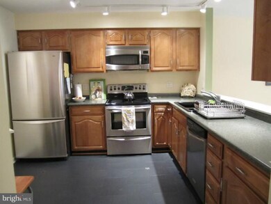 10819 Luxberry Dr, Rockville, MD 20852 - photo 2