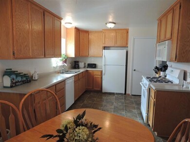 852 Lawnsdale Rd, Medford, OR 97504 - photo 4