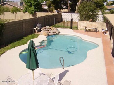 POOL WITH WATER FEATURE