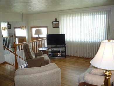 Open floor plan to the entry
