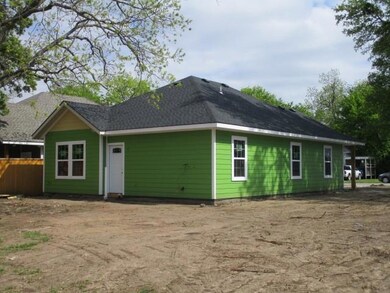 831 W Bond St, Denison, TX 75020 - photo 2