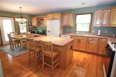 Oversized eat-in Kitchen with SO much cabinet spac