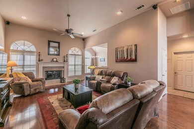 633 Trails End Ct, Hurst, TX 76054 - photo 4