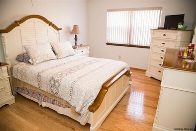 1912 Cambridge Manor Dr, Schenectady, NY 12302 - photo 3