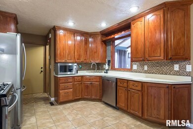 2435 W 57th St, Davenport, IA 52806 - photo 5