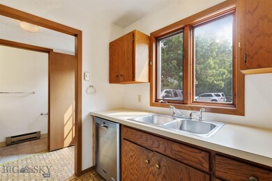 Bright and sunny kitchen - newer dishwasher