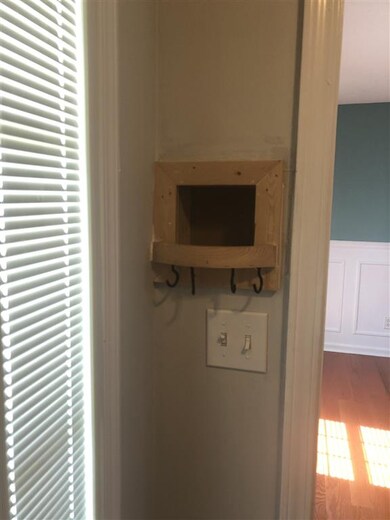 Keyholder behind entry foor