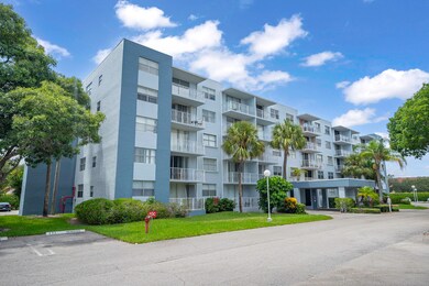 Breakwaters unit 311, West Palm Beach, FL 33401 - photo 3