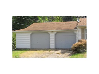 large garage, 4 cars can fit nicely! WOW what a tr