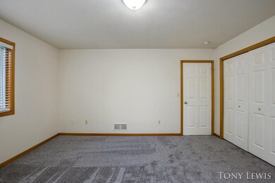 Huge MBR w/ Double Closets