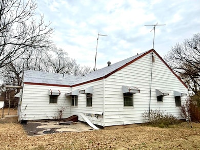 601 N Elm St, Mooreland, OK 73852 - photo 2