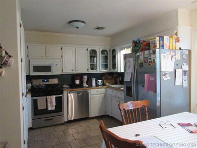 981 N Douglas Dr, Claremore, OK 74017 - photo 5