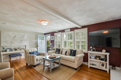 010-photo-living-room-6184638