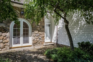 420 Round Hill Rd unit Cottage, Greenwich, CT 06831 - photo 3