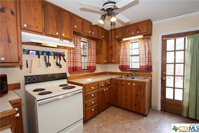 324 E Grove St, San Marcos, TX 78666 - photo 4