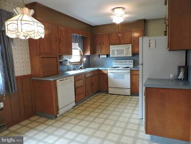 17957 Oak Ridge Dr, Hagerstown, MD 21740 - photo 2