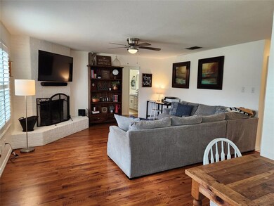 905 Woodview Dr, Granbury, TX 76048 - photo 4