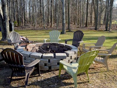 Yard/Garden. Enjoy friends and family around the f