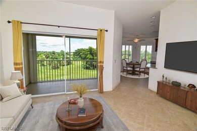 Lovely greenery from your lanai, lots of natural l