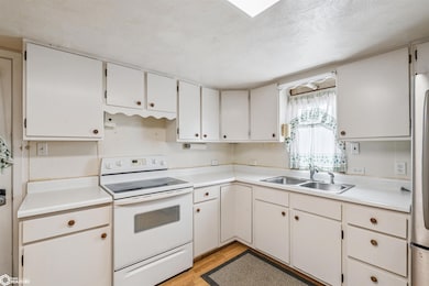 128 Main St, Grinnell, IA 50112 - photo 5