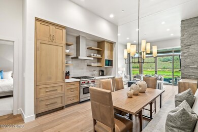 5_Kitchen-Dining_1800x1200_3937070