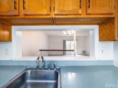 Opening from kitchen to dining room