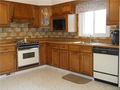 Kitchen. Spacious eat in kitchen with oak cabinetr