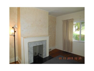 Living Room. 1st unit