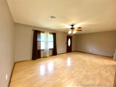 411 N Howey St, Chouteau, OK 74337 - photo 6