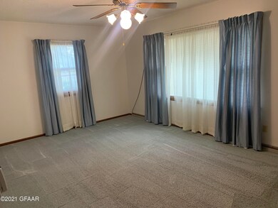 1611 S 16th St, Grand Forks, ND 58201 - photo 4