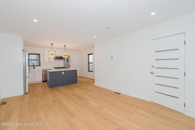 (6) KITCHEN - LIVING ROOM