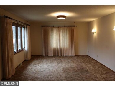 Very bright 20 x 13 living room.